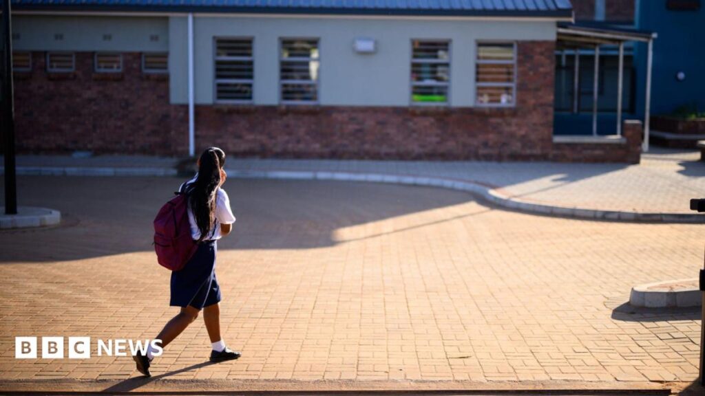 All schools to get pupil attendance targets, government says