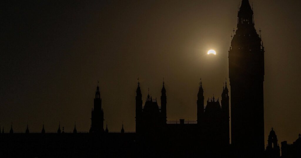 Picture showing total eclipse over Stonehenge is an AI fake – Full Fact