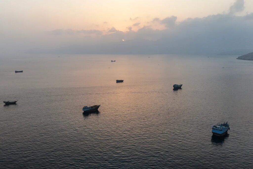 U.S., Iran, Oman Try to Negotiate a Deal to Reopen the Strait of Hormuz