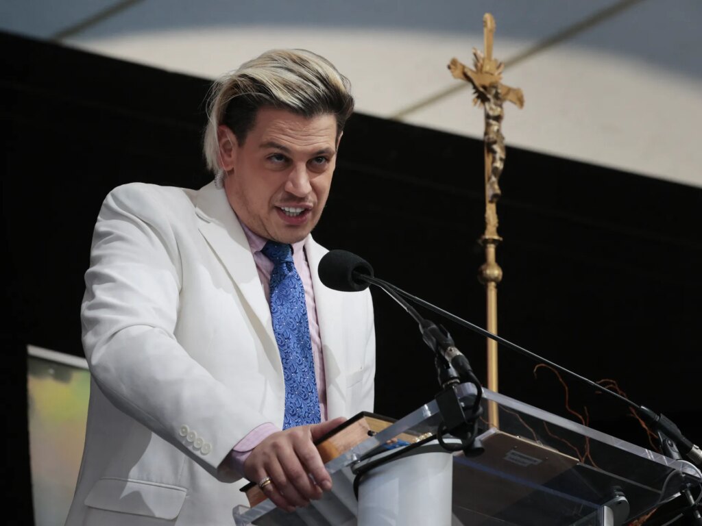 US says far-right provocateur Milo Yiannopoulos has been deported to UK | Migration News