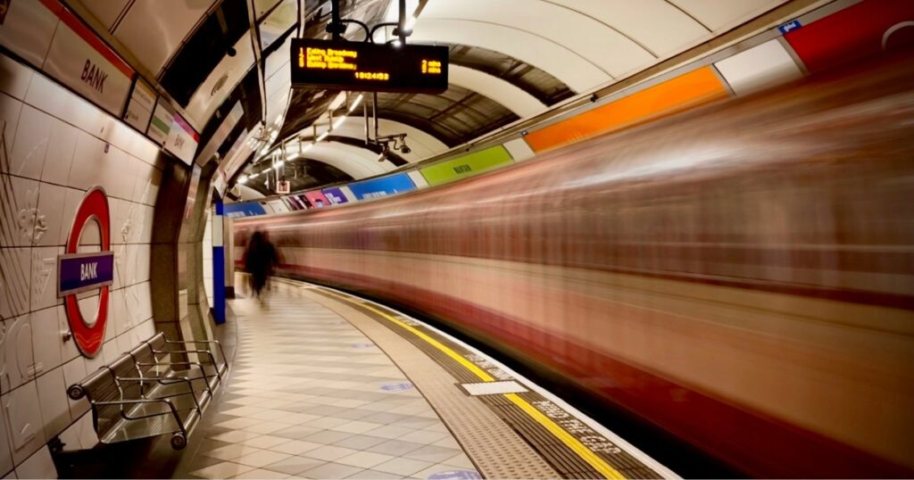 Video of Muslims praying in Tube carriage is fake – Full Fact