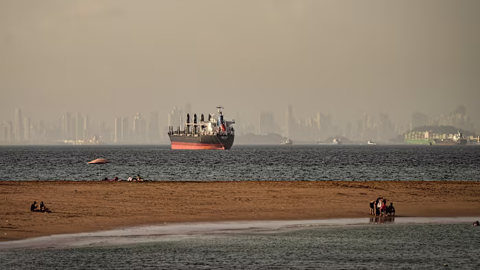War and climate change drive surge in global shipping costs