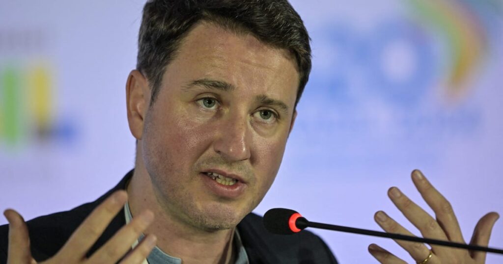 Bernie Sanders, Alexandria Ocasio-Cortez invited to Paris for Gabriel Zucman’s tax-the-rich summit – POLITICO