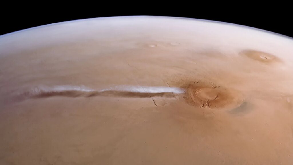 A striking Mars cloud may be born from surprising physics
