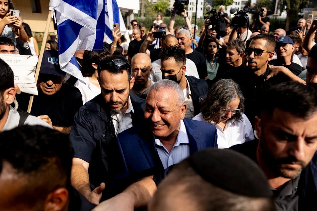 Eisenkot Takes Early Lead Over Israel’s Netanyahu in Exit Polls