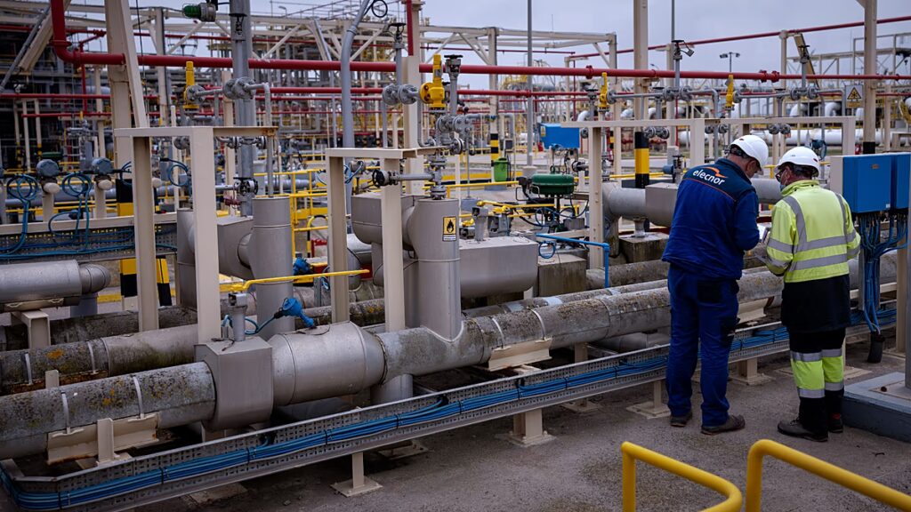 European gas price crosses €100 for first time since 2022 as EU warns of new crisis