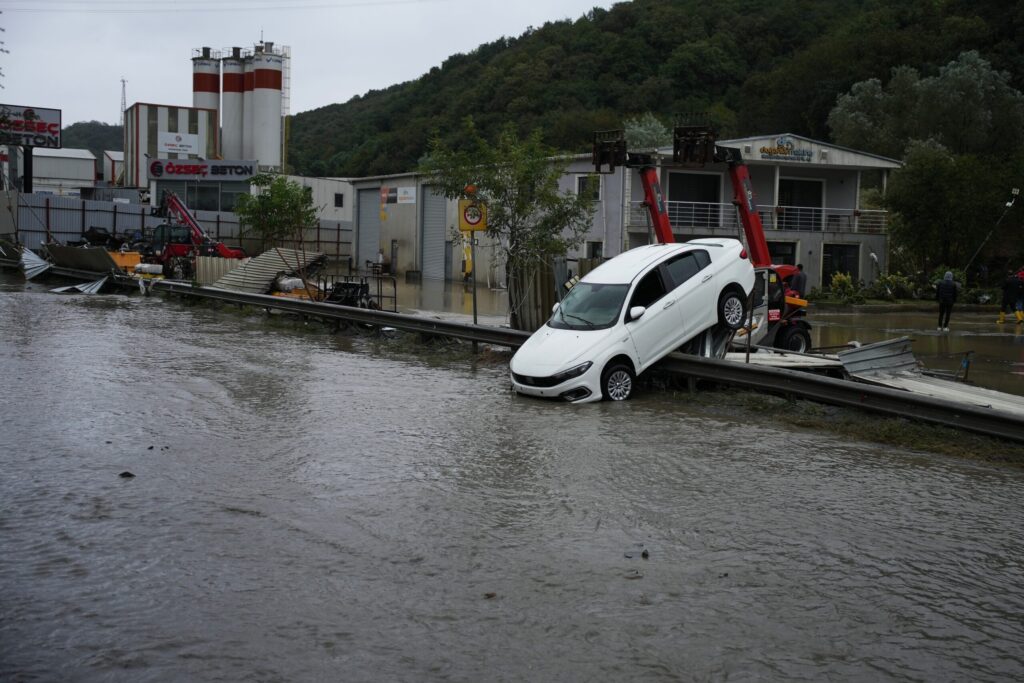 Heavy rain shuts down Istanbul, causing flooding and 3 deaths