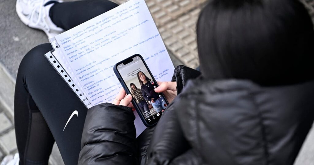 Turkey bans social media for kids under 15 – POLITICO