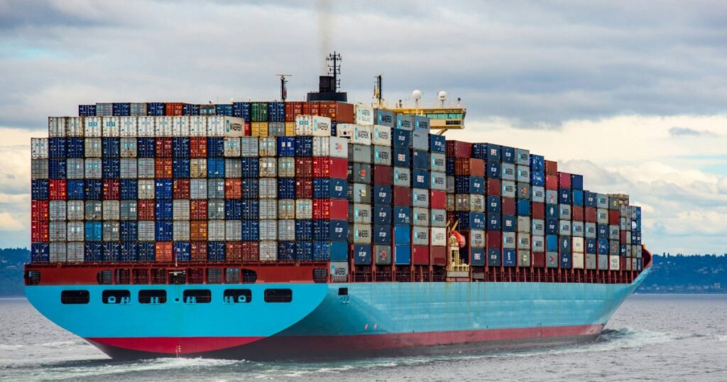 Video of people collecting iPhone boxes in the Strait of Hormuz is AI-generated – Full Fact