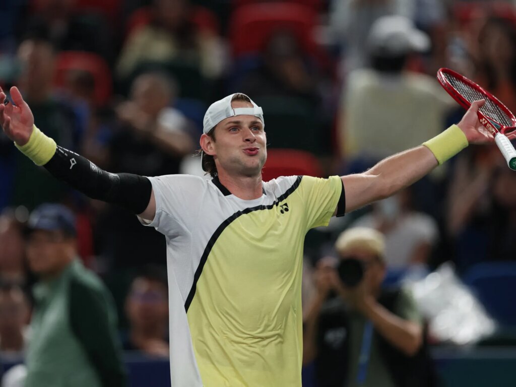 Zizou Bergs stuns Alcaraz in Shanghai as Zverev claims year-end top ranking | Tennis